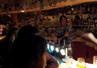 Brest_2012-02-24 00.24.29-Brest-pub-barman-with-guitar